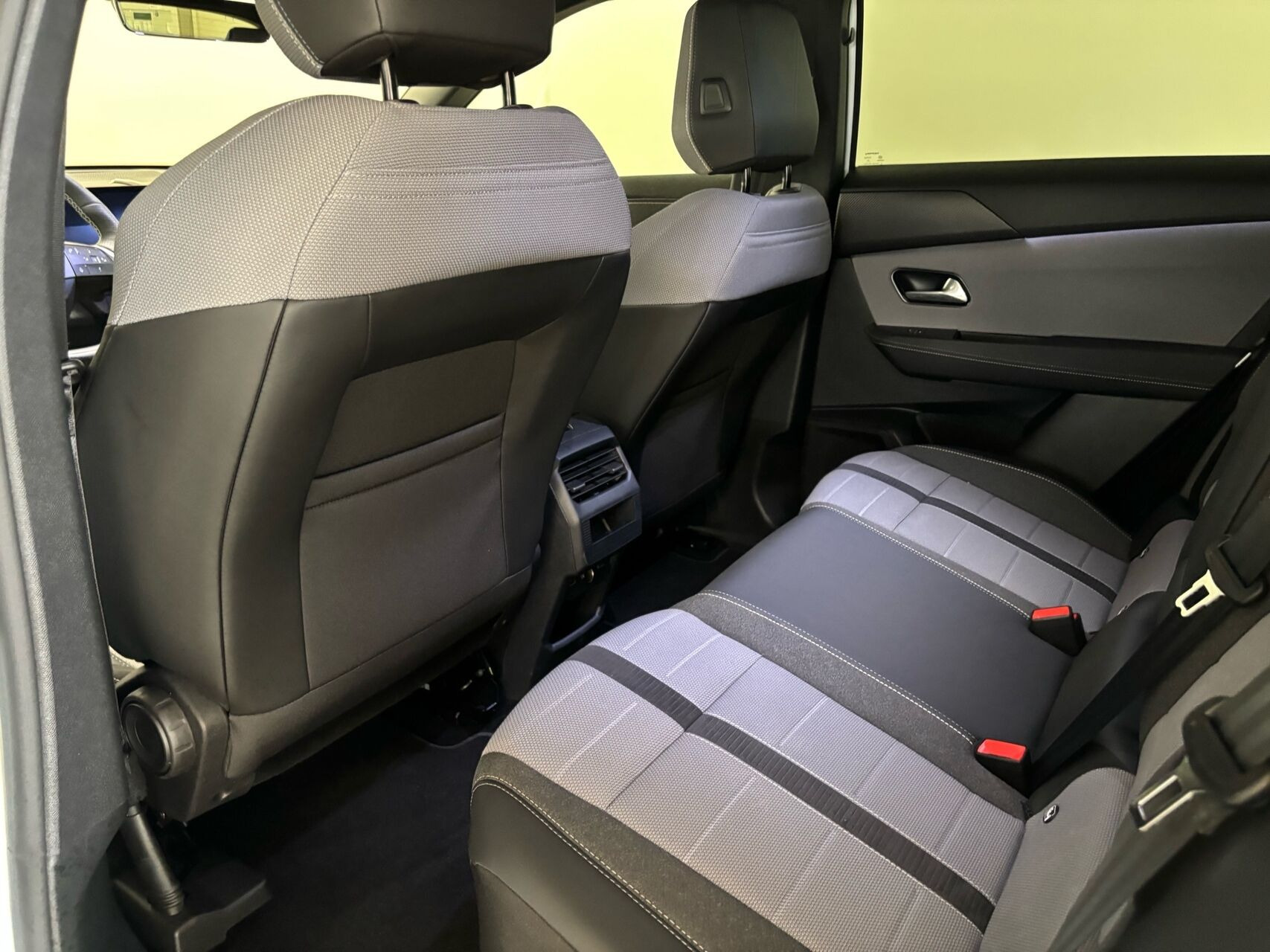 Hvid Opel Grandland fra 2025