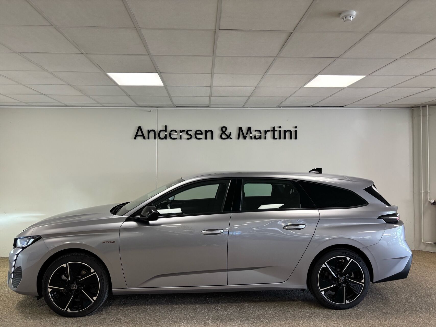 Grå Peugeot E-308 fra 2025