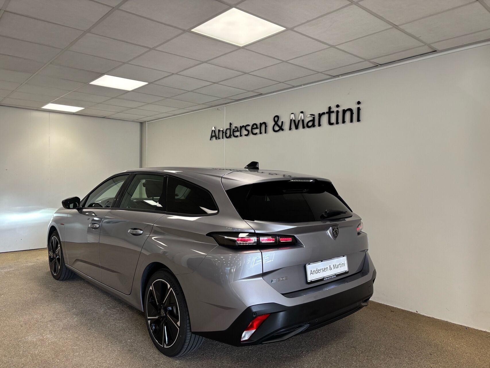 Grå Peugeot E-308 fra 2025