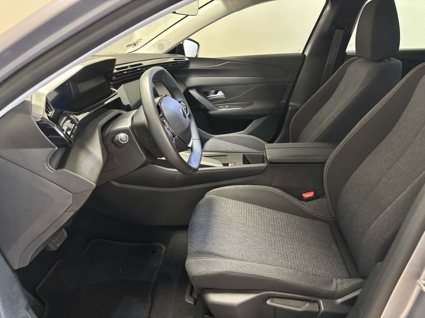 Grå Peugeot E-308 fra 2025