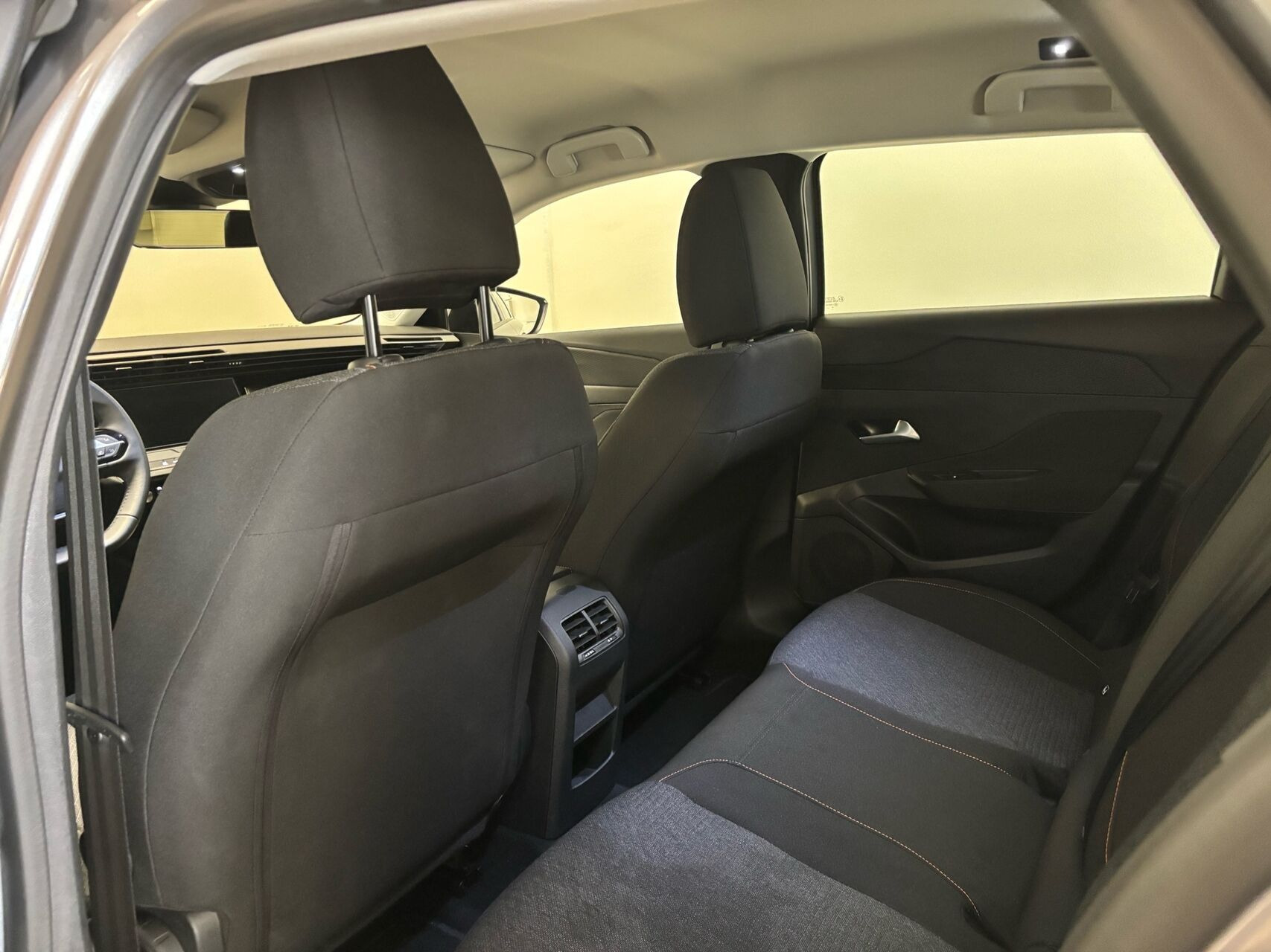 Grå Peugeot E-308 fra 2025