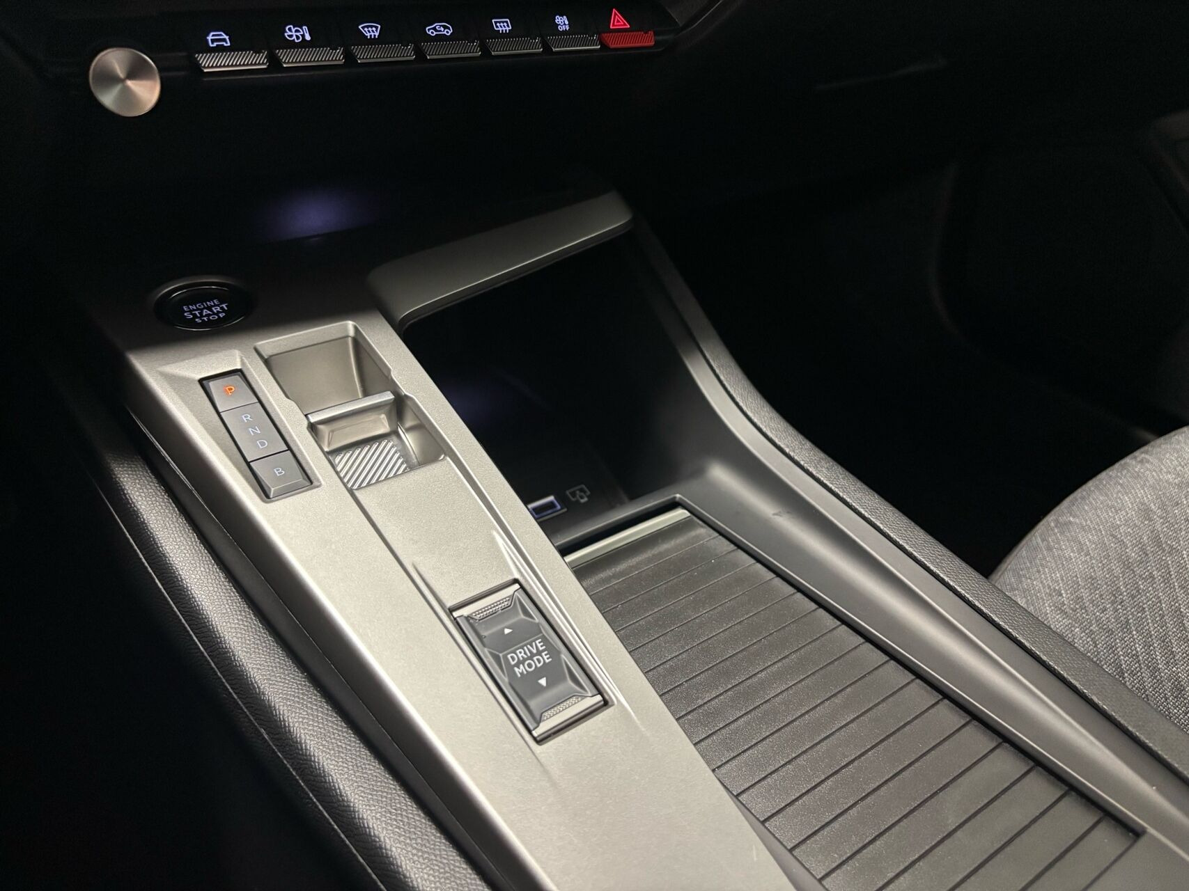 Grå Peugeot E-308 fra 2025