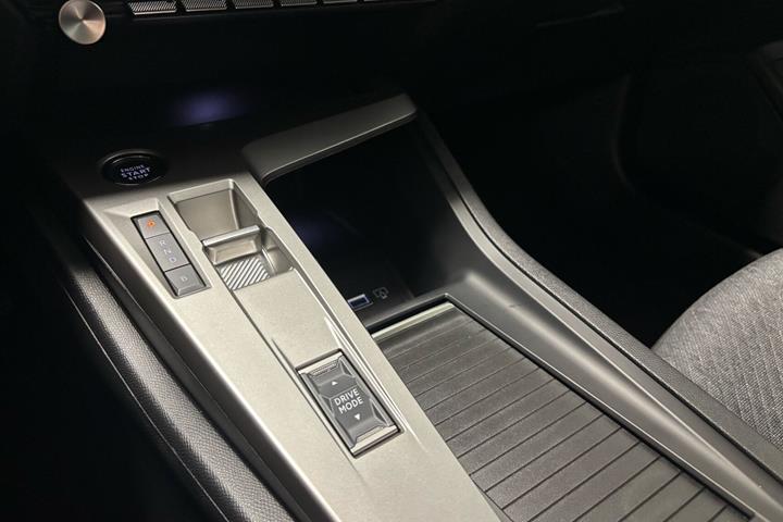 Grå Peugeot E-308 fra 2025