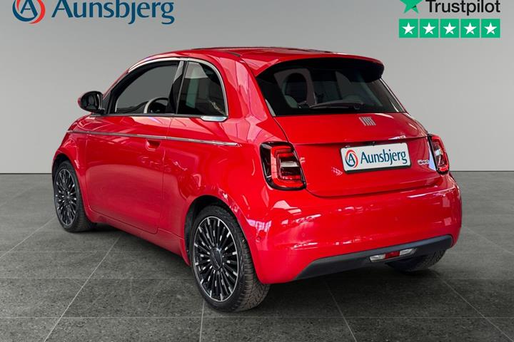 Rød Fiat 500e fra 2024