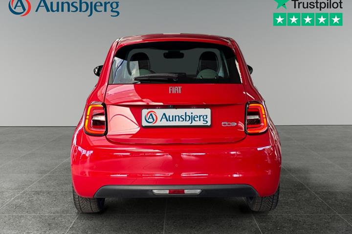 Rød Fiat 500e fra 2024