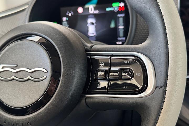 Rød Fiat 500e fra 2024