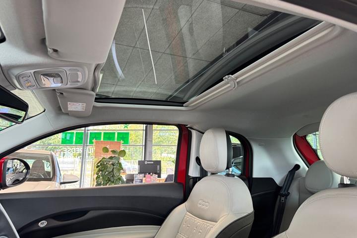 Rød Fiat 500e fra 2024