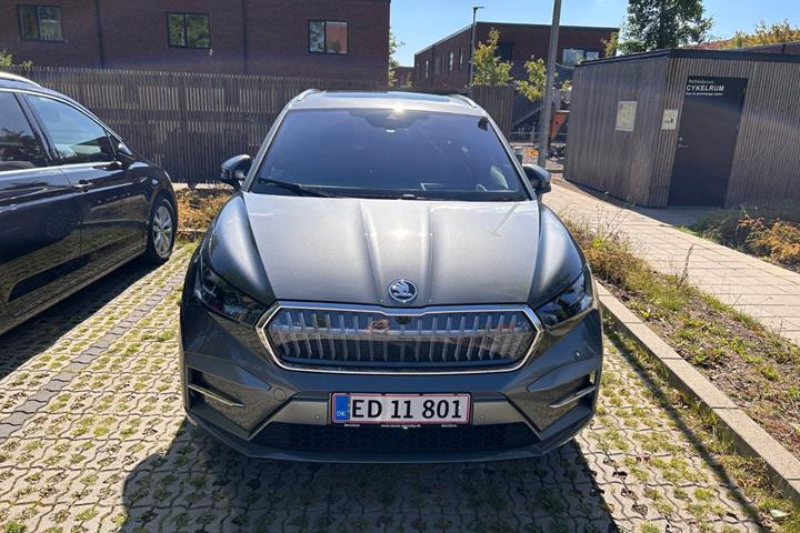 Grå Skoda Enyaq fra 2024