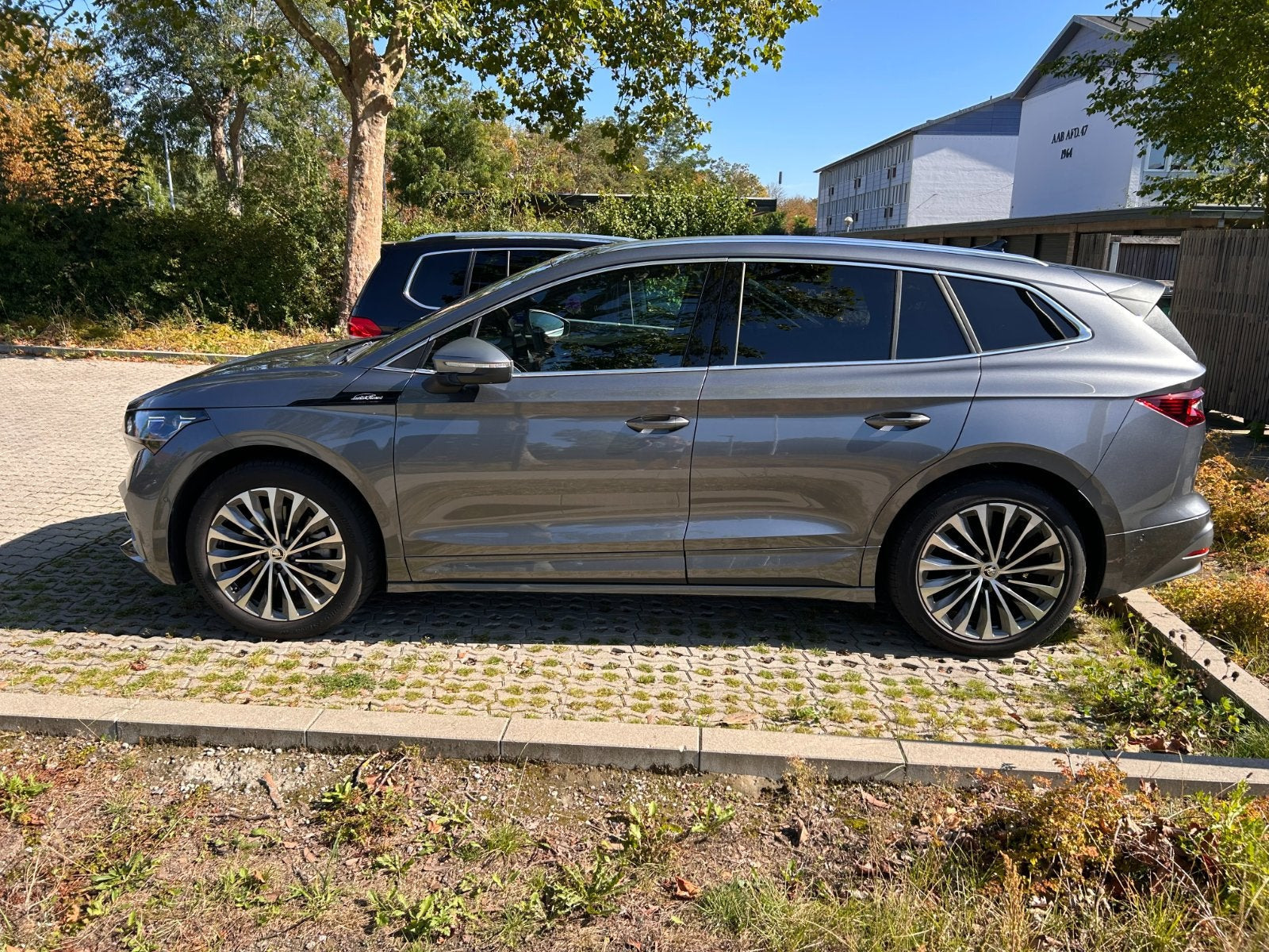Grå Skoda Enyaq fra 2024