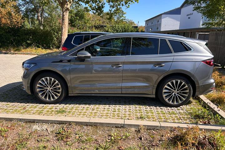 Grå Skoda Enyaq fra 2024