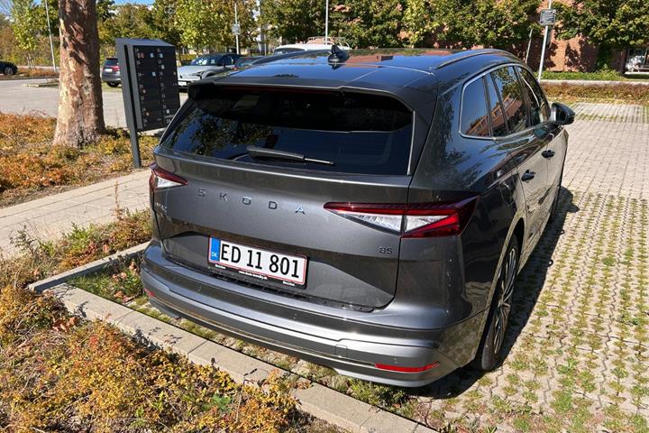 Grå Skoda Enyaq fra 2024