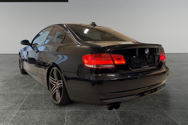 Sort BMW 325Xi fra 2008