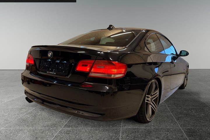 Sort BMW 325Xi fra 2008