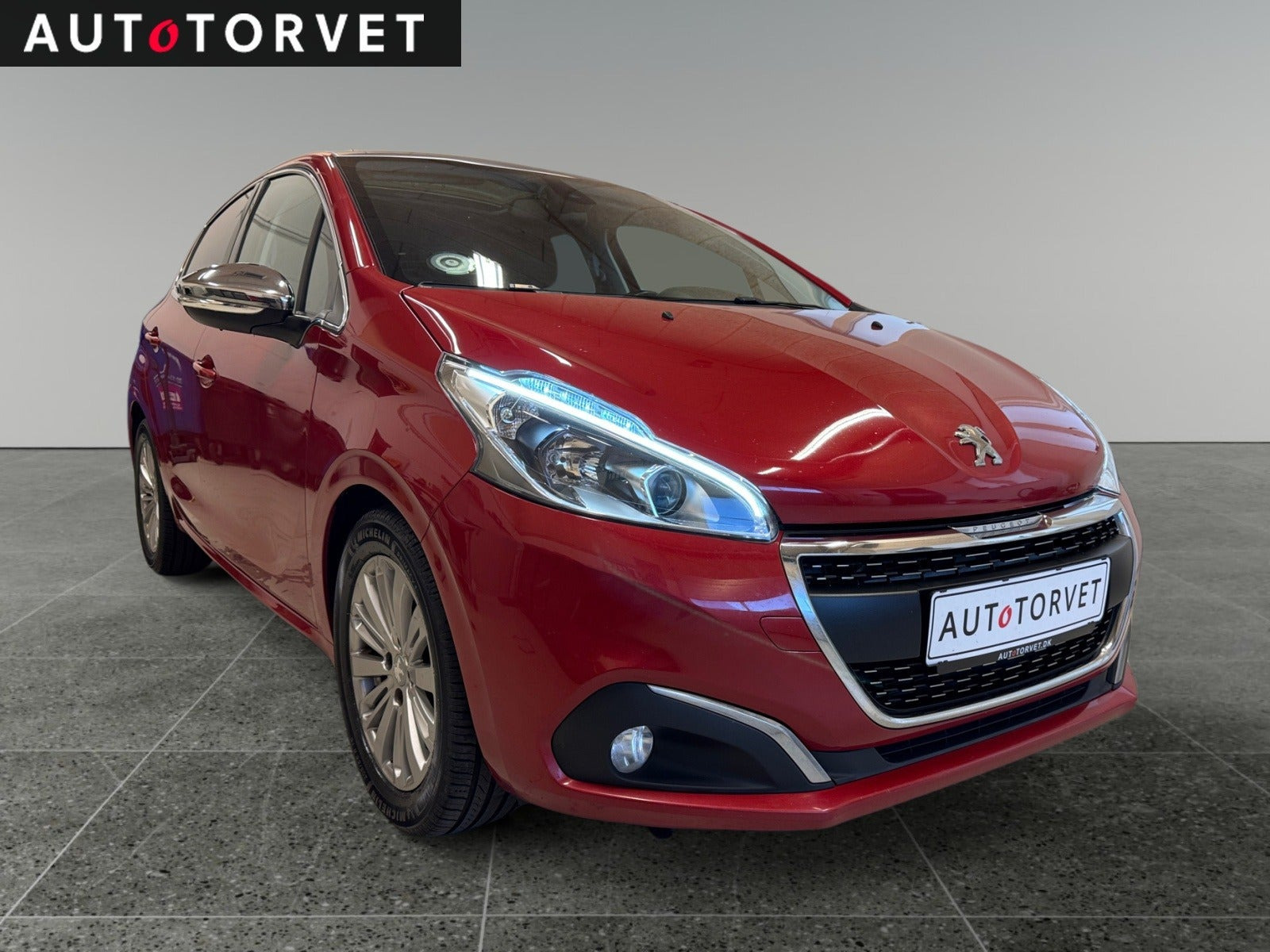 Rød Peugeot 208 fra 2018