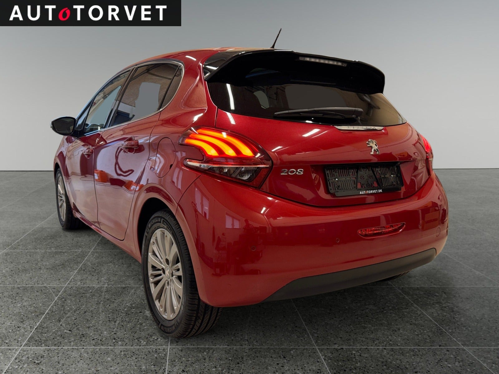 Rød Peugeot 208 fra 2018