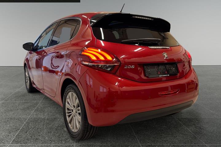 Rød Peugeot 208 fra 2018
