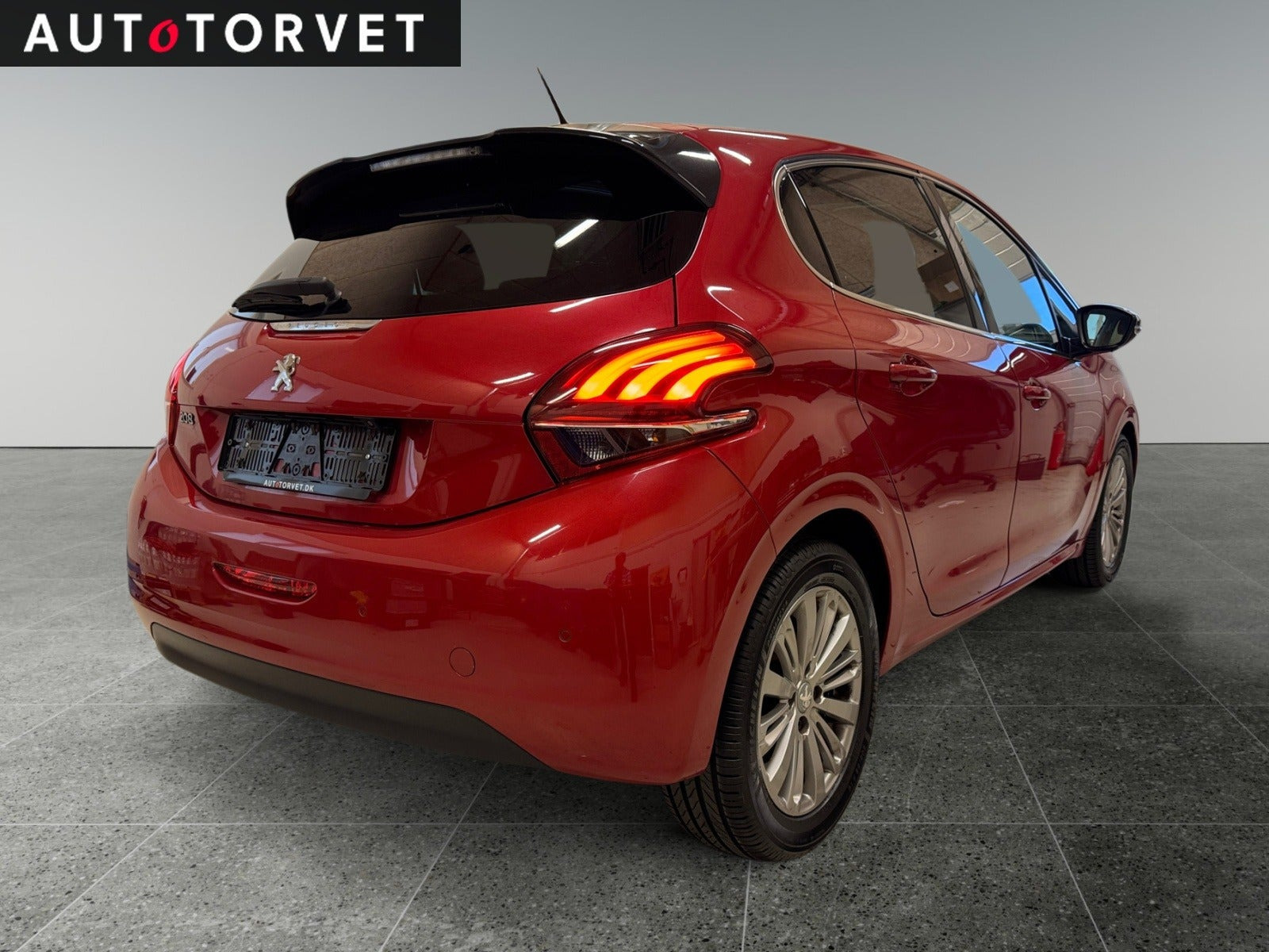 Rød Peugeot 208 fra 2018