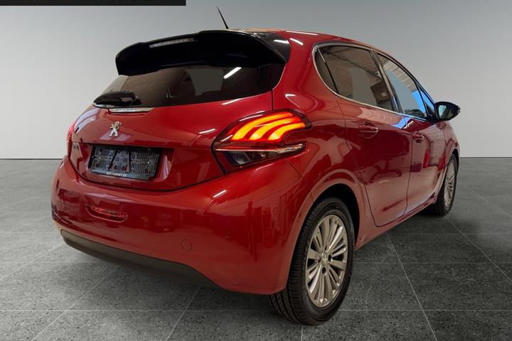 Rød Peugeot 208 fra 2018