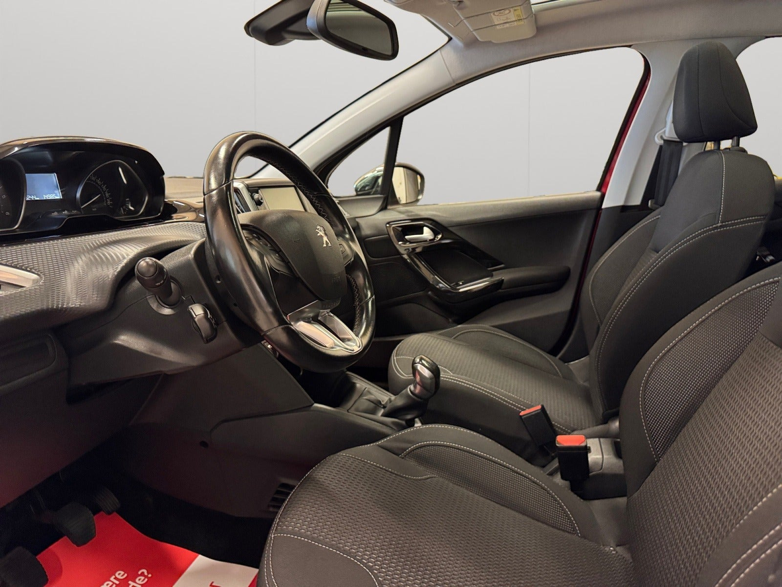 Rød Peugeot 208 fra 2018