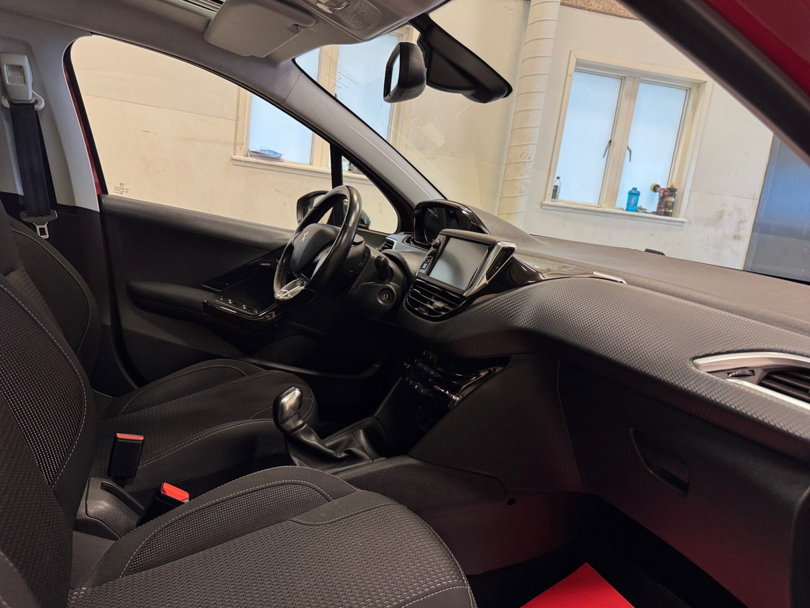 Rød Peugeot 208 fra 2018