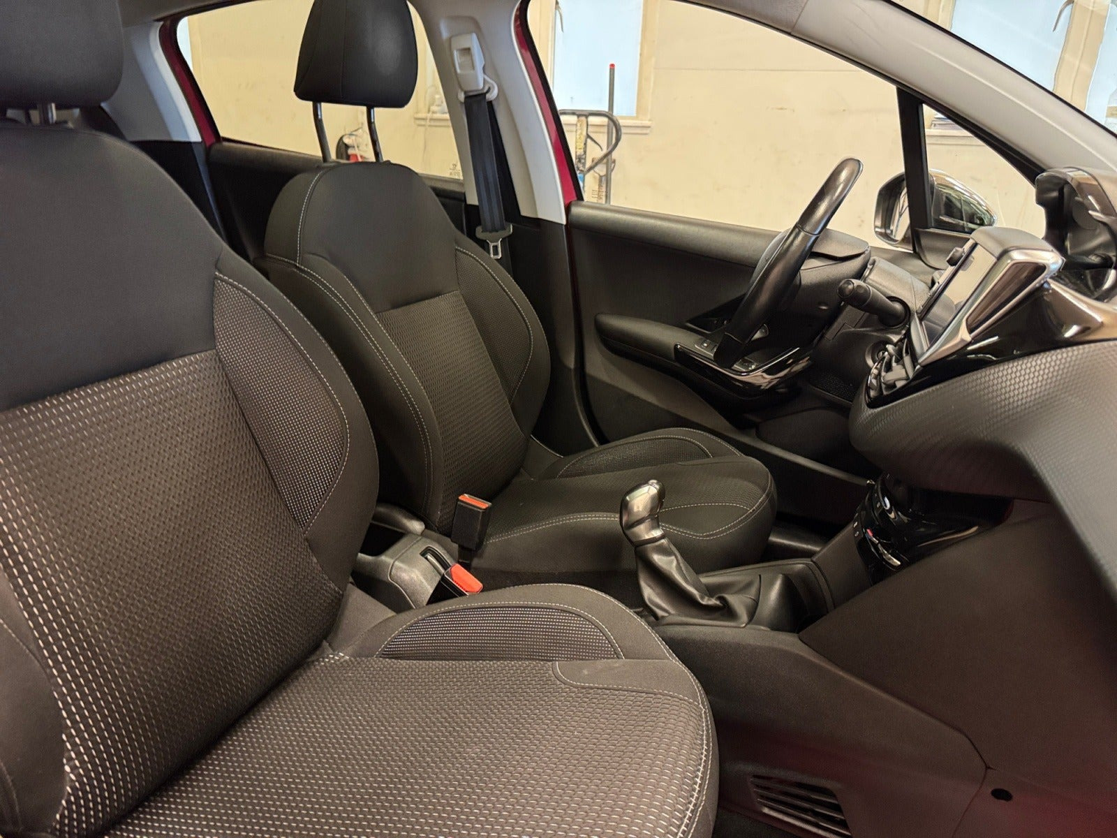 Rød Peugeot 208 fra 2018