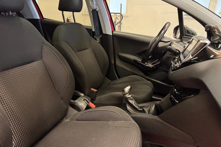 Rød Peugeot 208 fra 2018