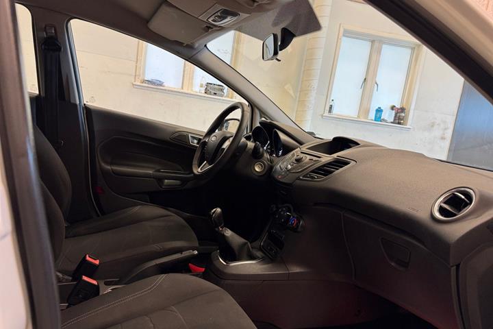 Hvid Ford Fiesta fra 2014