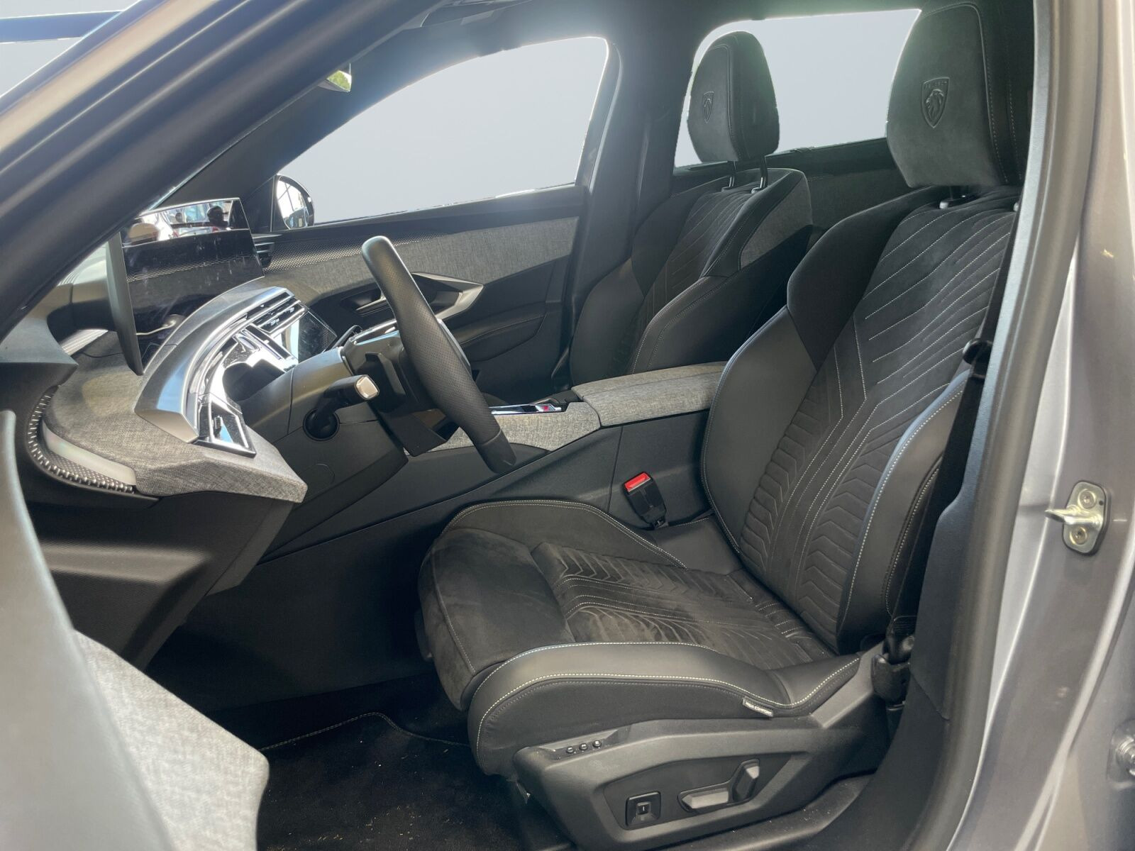 Sølv Peugeot e-5008 fra 2025