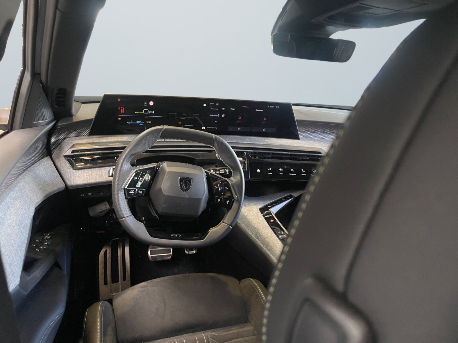 Sølv Peugeot e-5008 fra 2025