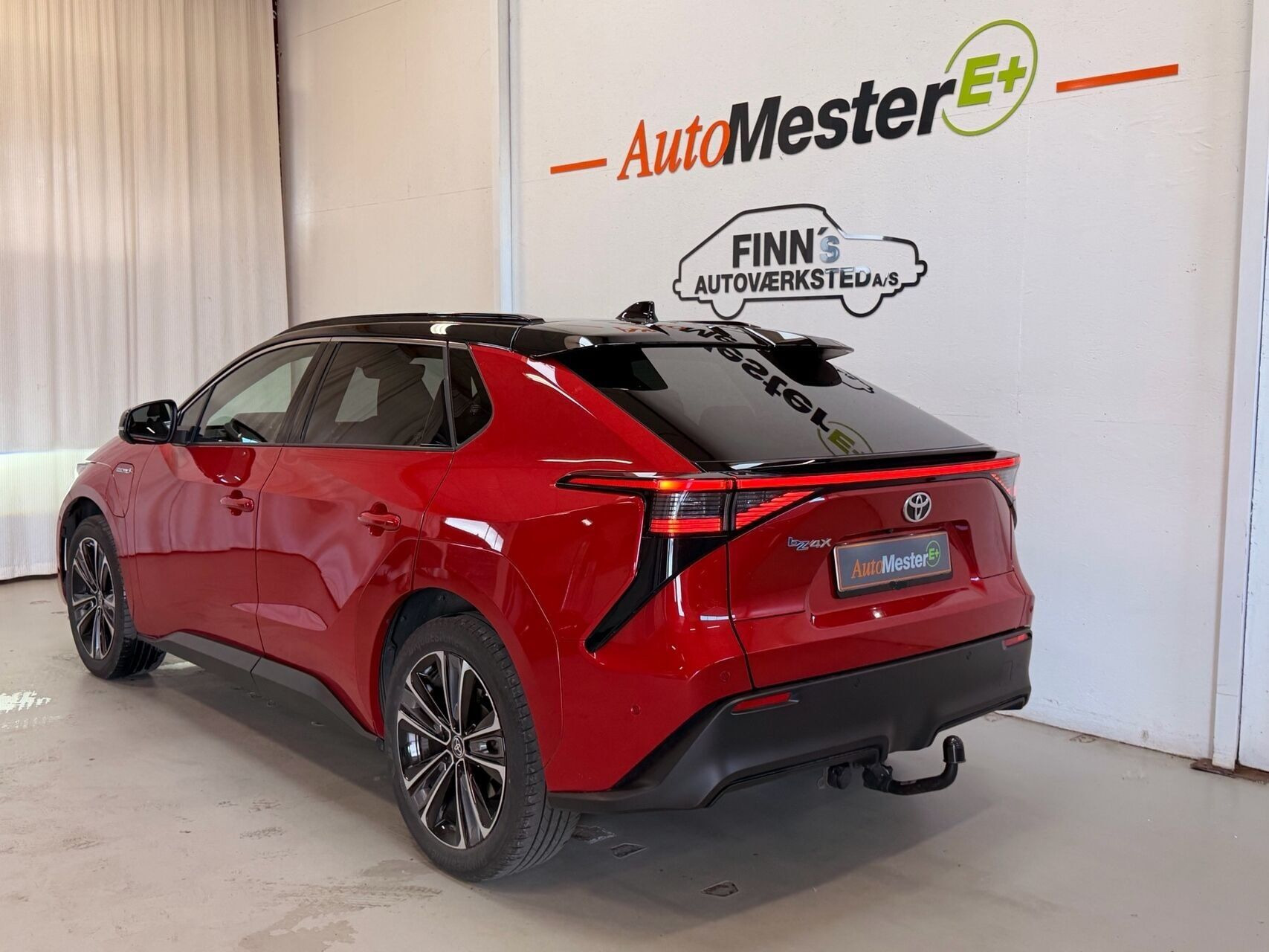 Rød Toyota BZ4X fra 2024