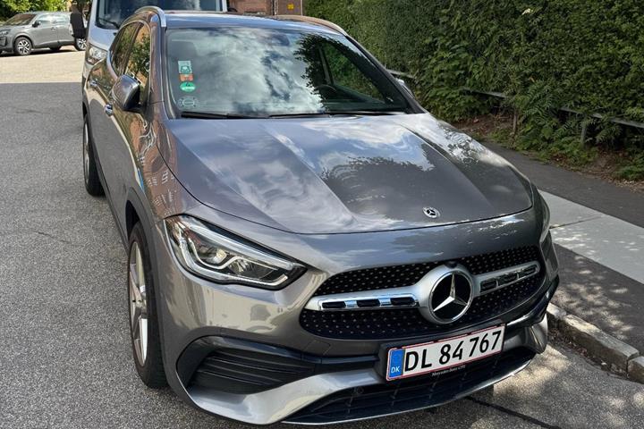 Grå Mercedes GLA200 fra 2021
