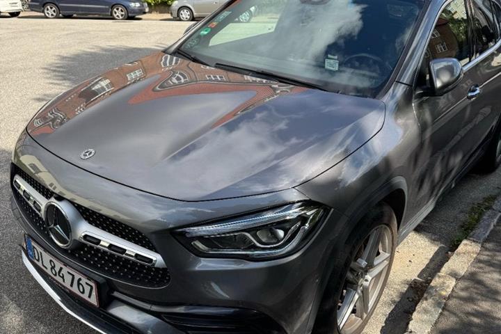 Grå Mercedes GLA200 fra 2021