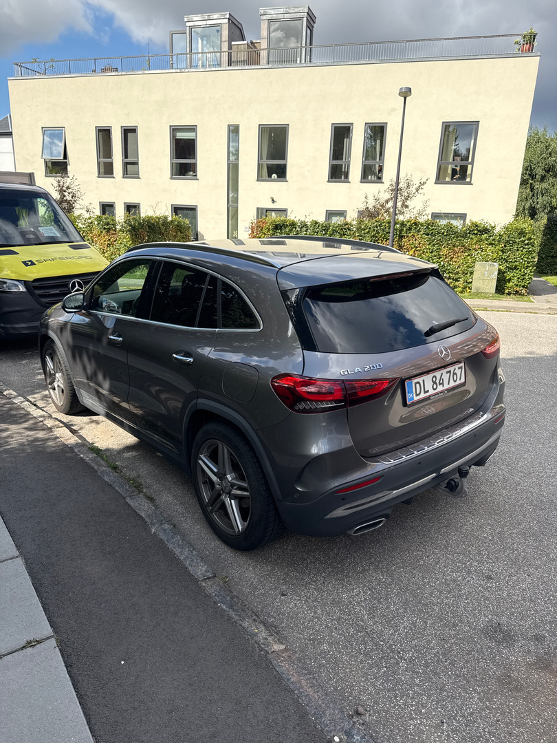 Grå Mercedes GLA200 fra 2021