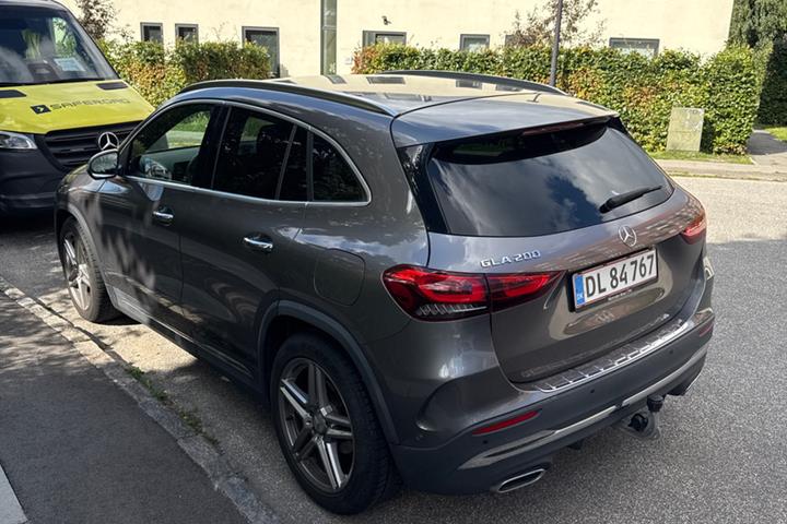 Grå Mercedes GLA200 fra 2021