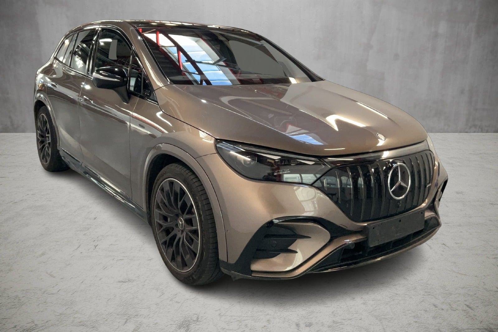 Brun Mercedes EQE43 SUV fra 2023