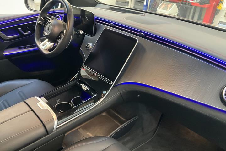Brun Mercedes EQE43 SUV fra 2023