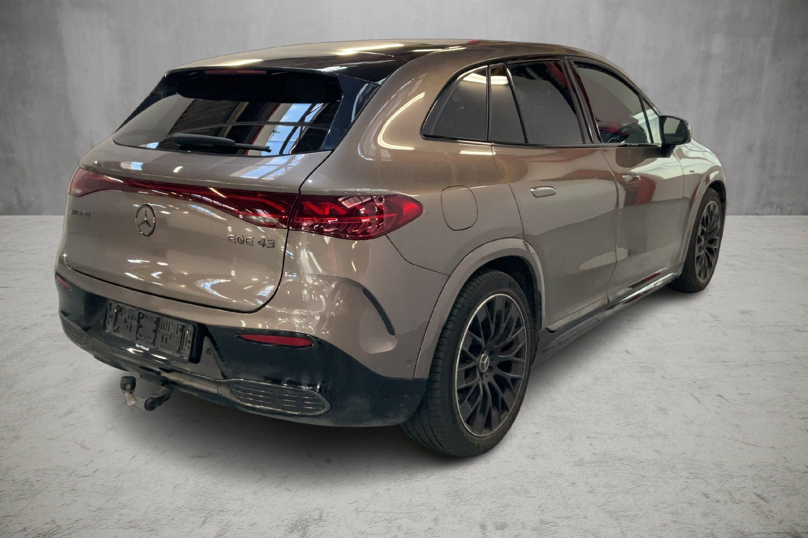 Brun Mercedes EQE43 SUV fra 2023