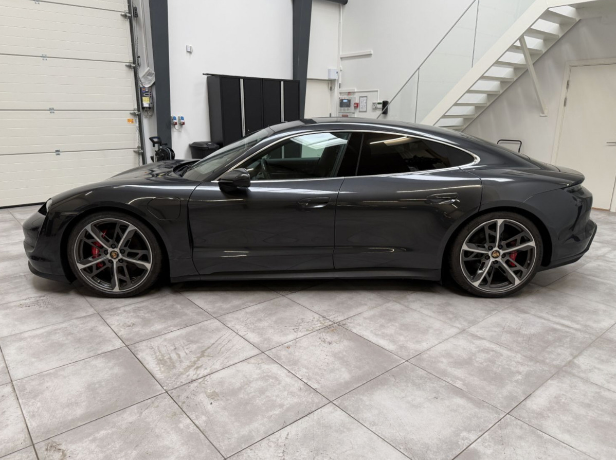 Grå Porsche Taycan 4S fra 2021