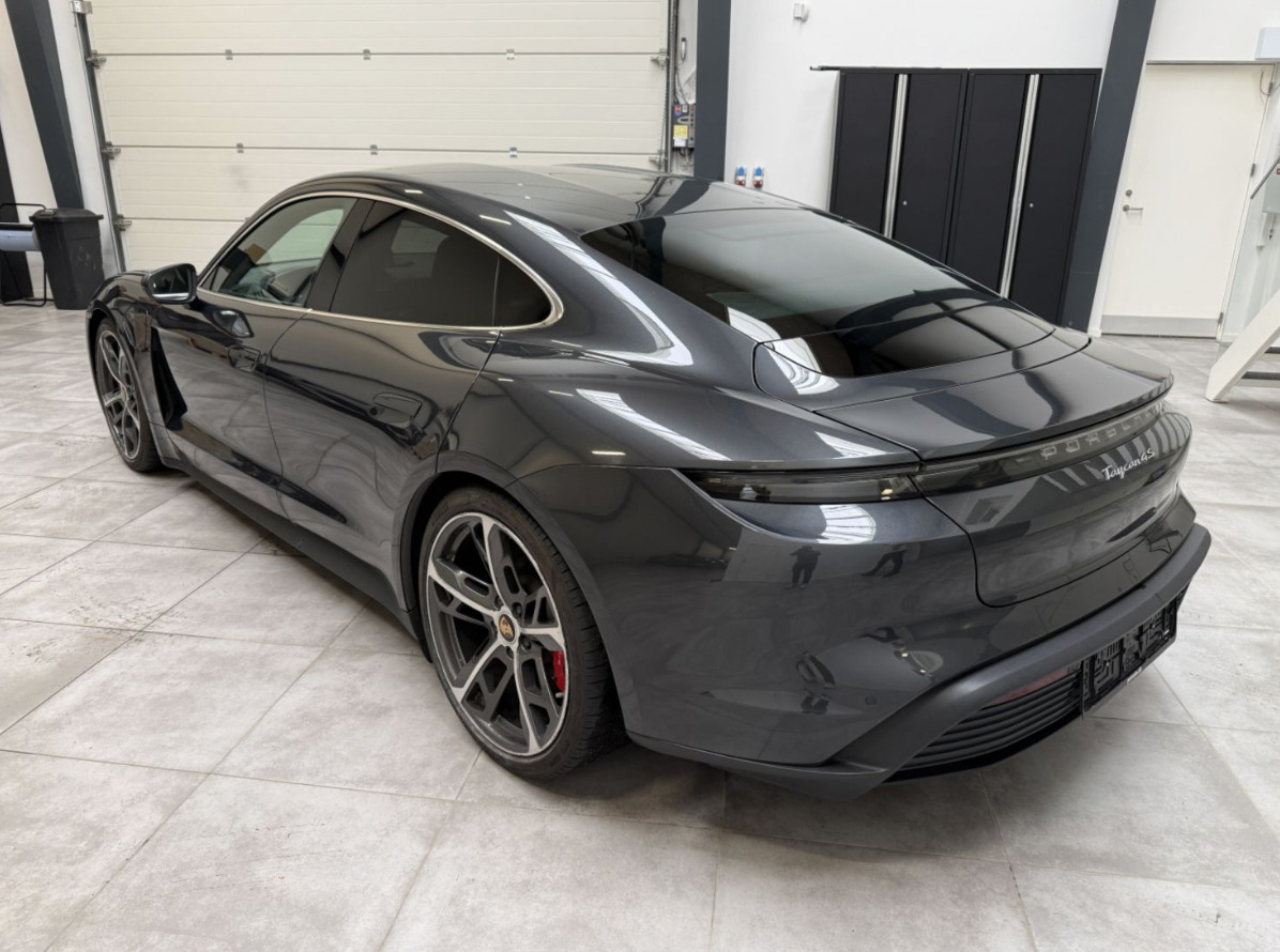 Grå Porsche Taycan 4S fra 2021