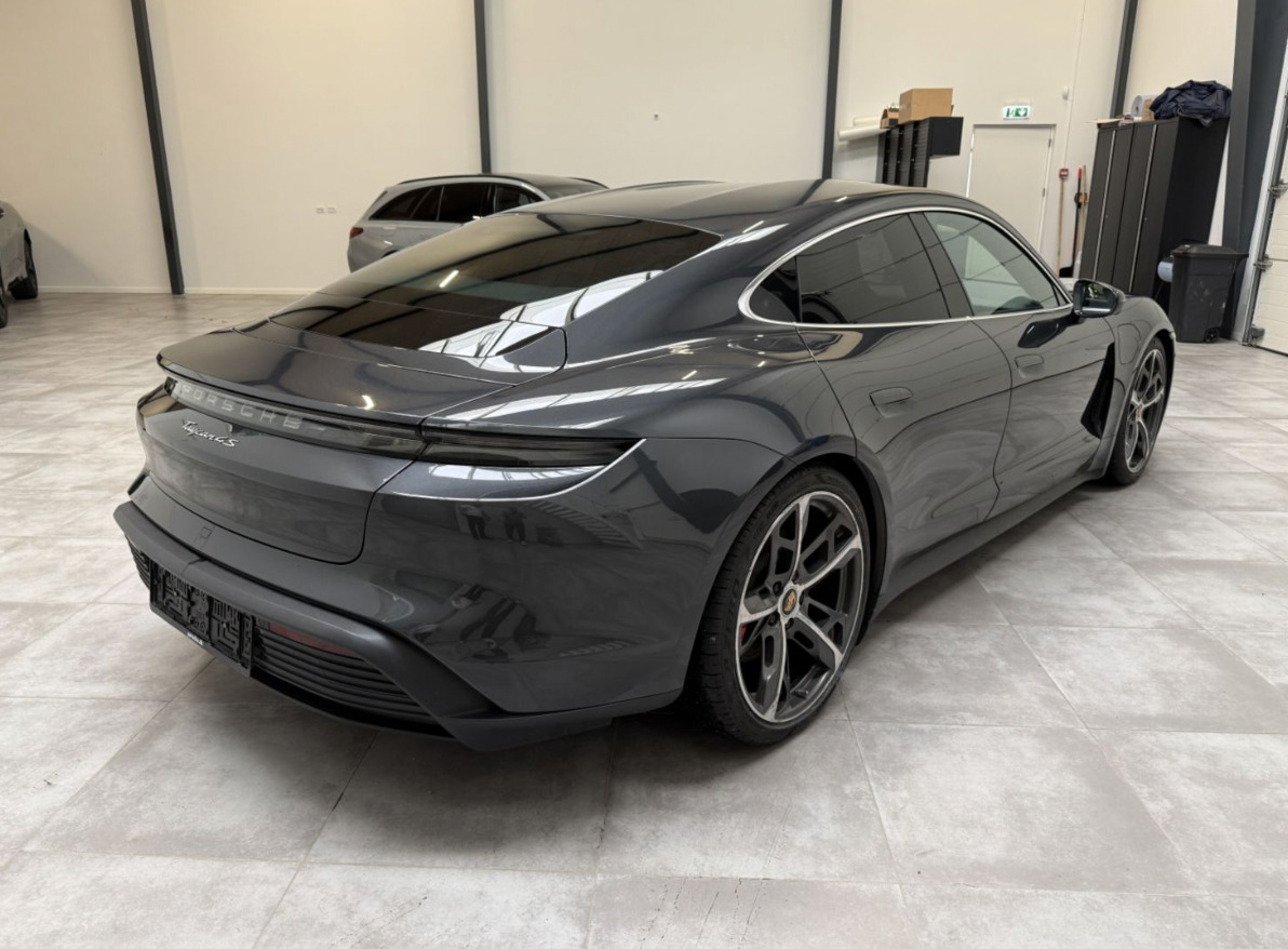 Grå Porsche Taycan 4S fra 2021