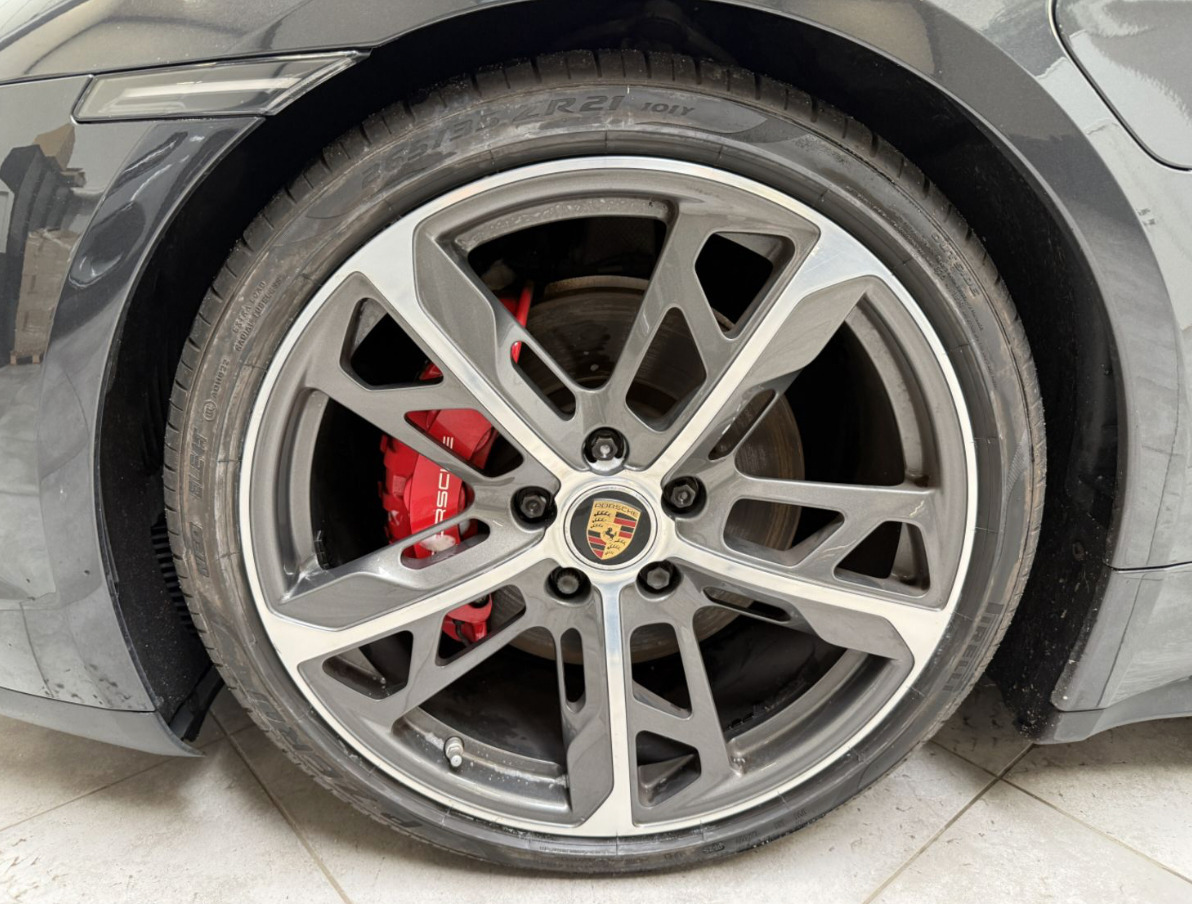 Grå Porsche Taycan 4S fra 2021