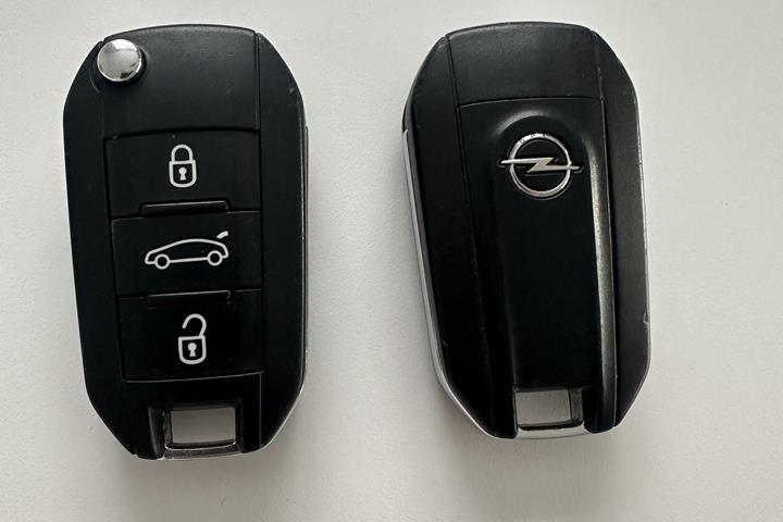 Rød Opel Crossland X fra 2018