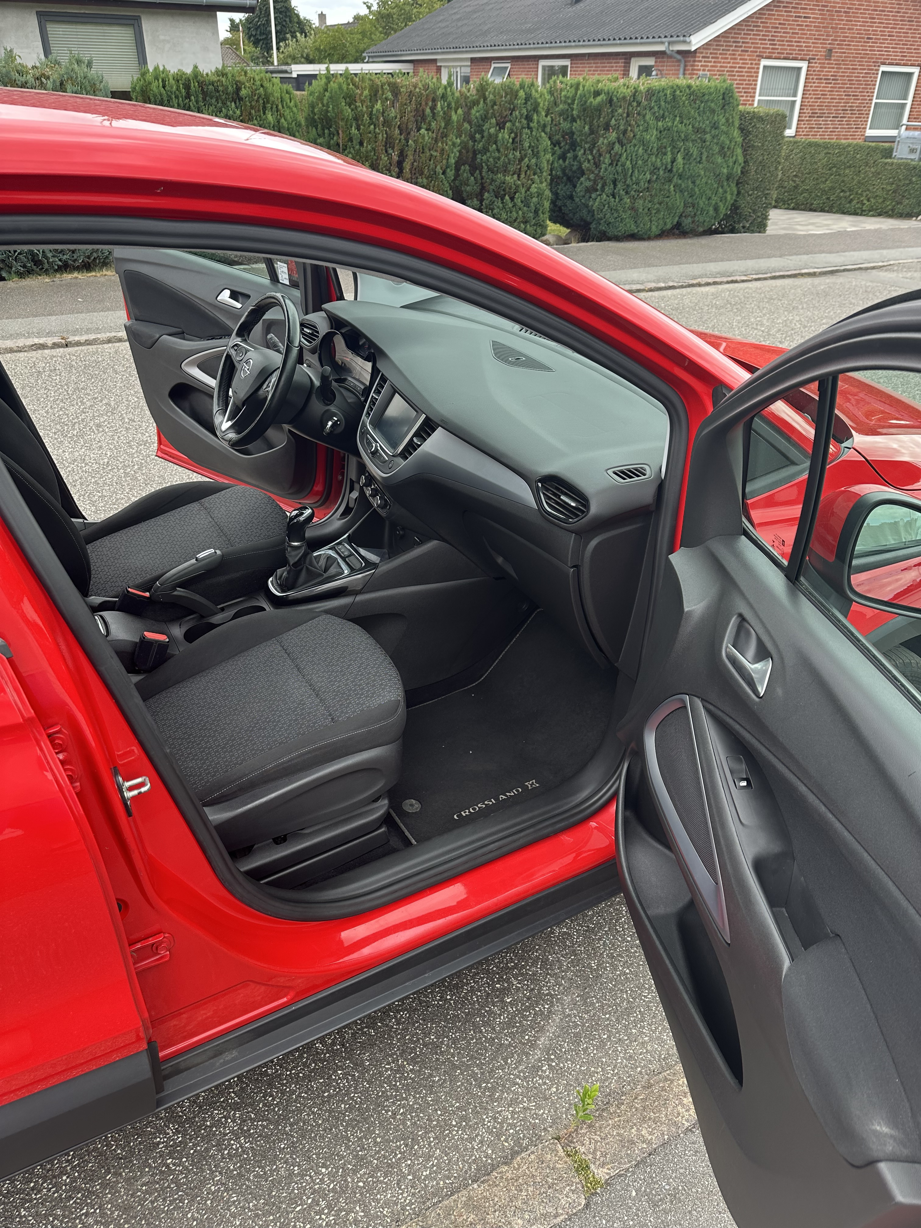 Rød Opel Crossland X fra 2018