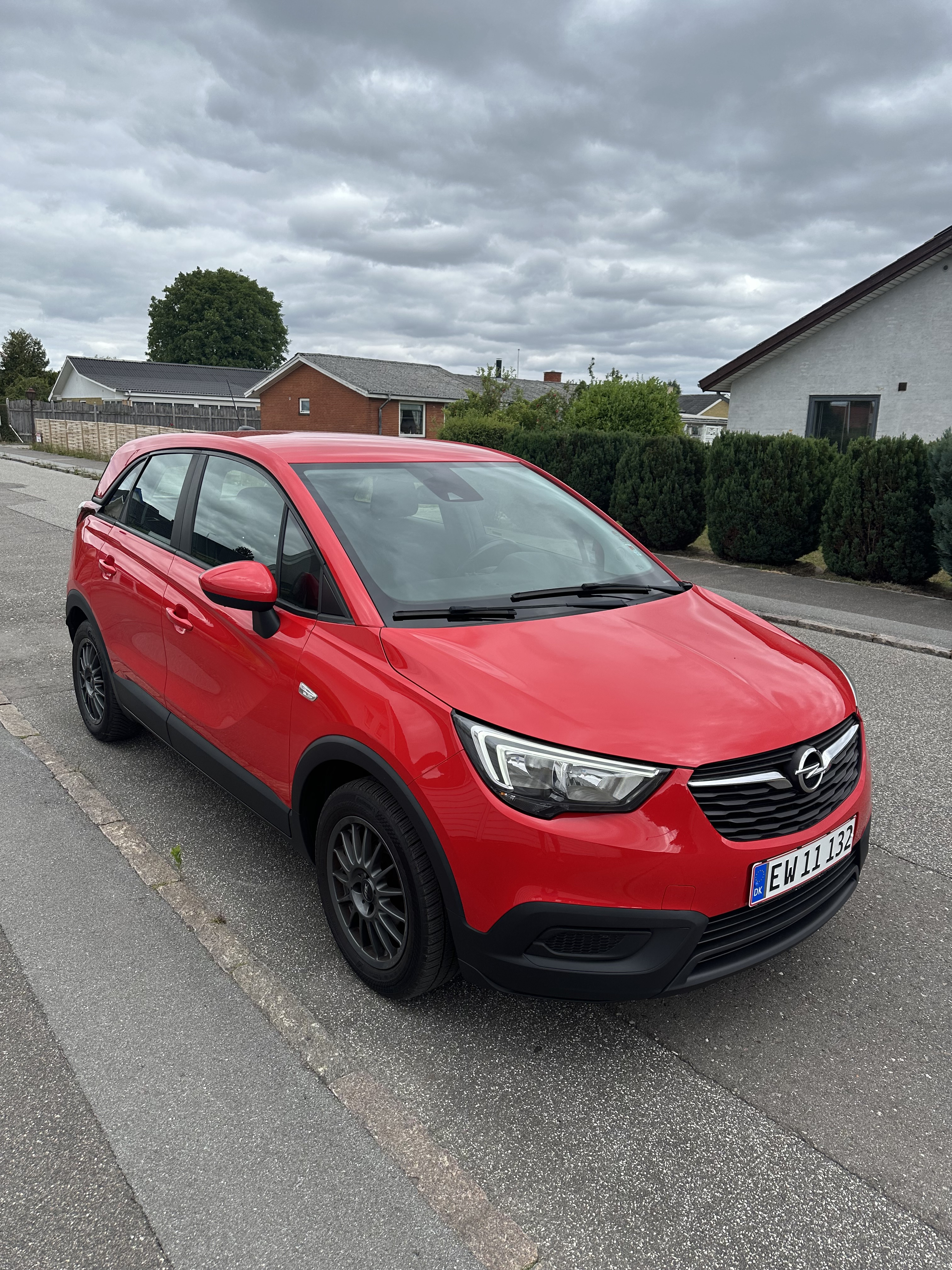 Rød Opel Crossland X fra 2018