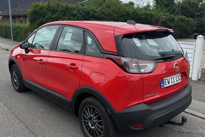 Rød Opel Crossland X fra 2018
