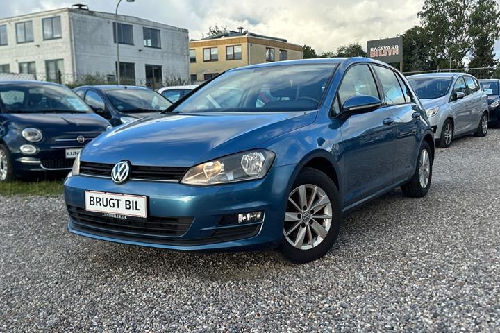 Blå VW Golf VII fra 2013 set udefra