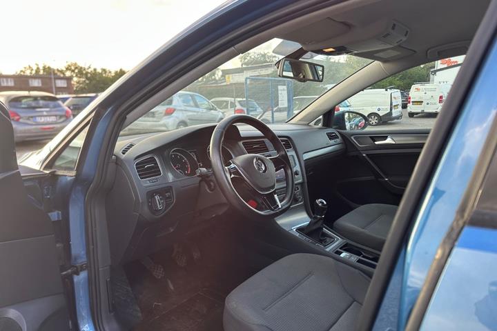 Blå VW Golf VII fra 2013