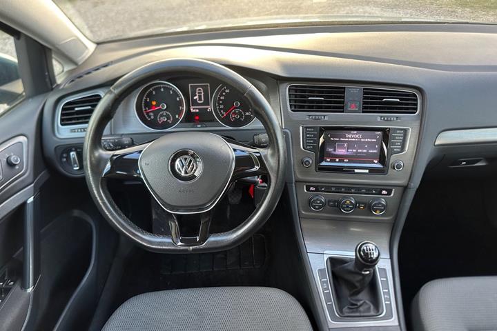 Blå VW Golf VII fra 2013