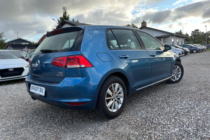 Blå VW Golf VII fra 2013