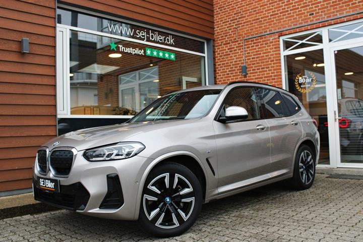 Orange BMW iX3 fra 2023
